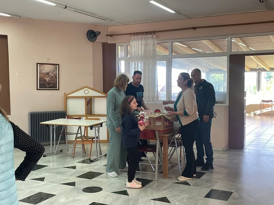 Χάρισαν  χαμόγελα σε όλα τα παιδιά του δημοτικού σχολείου Παλιαμπελων Ακτιου Βονιτσας - Φωτογραφία 14