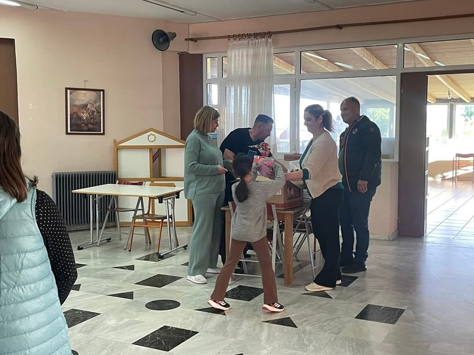 Χάρισαν  χαμόγελα σε όλα τα παιδιά του δημοτικού σχολείου Παλιαμπελων Ακτιου Βονιτσας - Φωτογραφία 15