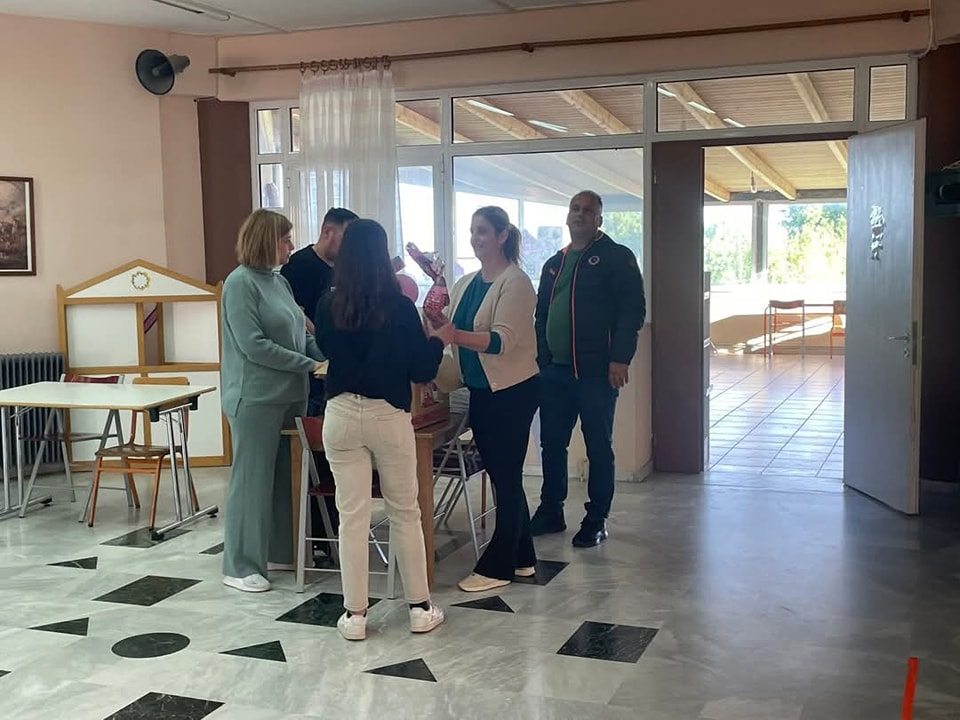 Χάρισαν  χαμόγελα σε όλα τα παιδιά του δημοτικού σχολείου Παλιαμπελων Ακτιου Βονιτσας - Φωτογραφία 16