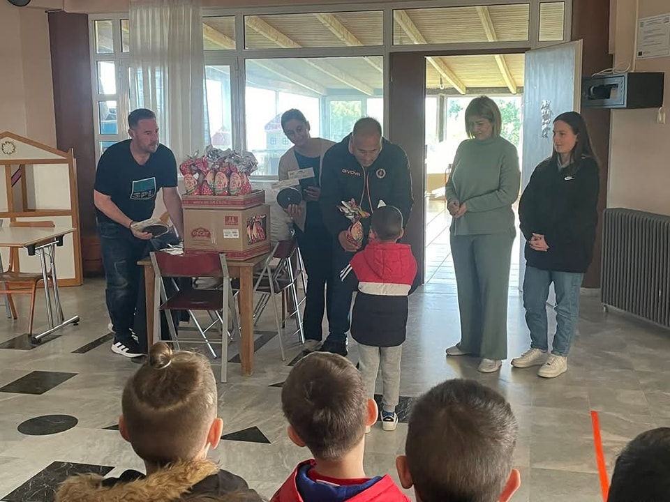 Χάρισαν  χαμόγελα σε όλα τα παιδιά του δημοτικού σχολείου Παλιαμπελων Ακτιου Βονιτσας - Φωτογραφία 17