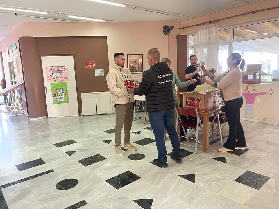 Χάρισαν  χαμόγελα σε όλα τα παιδιά του δημοτικού σχολείου Παλιαμπελων Ακτιου Βονιτσας - Φωτογραφία 18