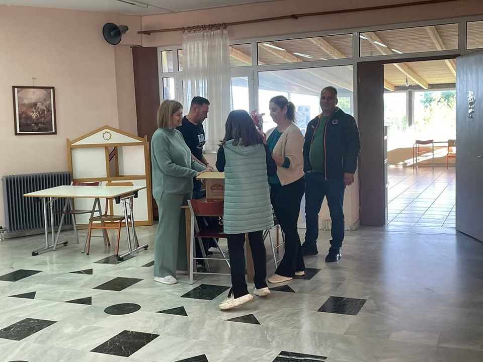 Χάρισαν  χαμόγελα σε όλα τα παιδιά του δημοτικού σχολείου Παλιαμπελων Ακτιου Βονιτσας - Φωτογραφία 19