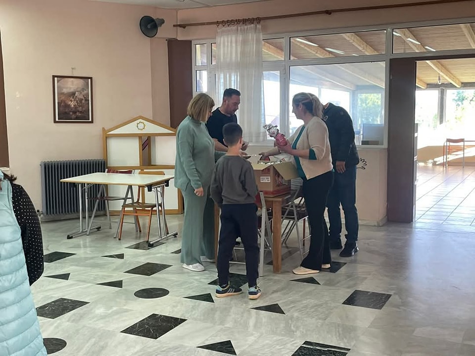 Χάρισαν  χαμόγελα σε όλα τα παιδιά του δημοτικού σχολείου Παλιαμπελων Ακτιου Βονιτσας - Φωτογραφία 2