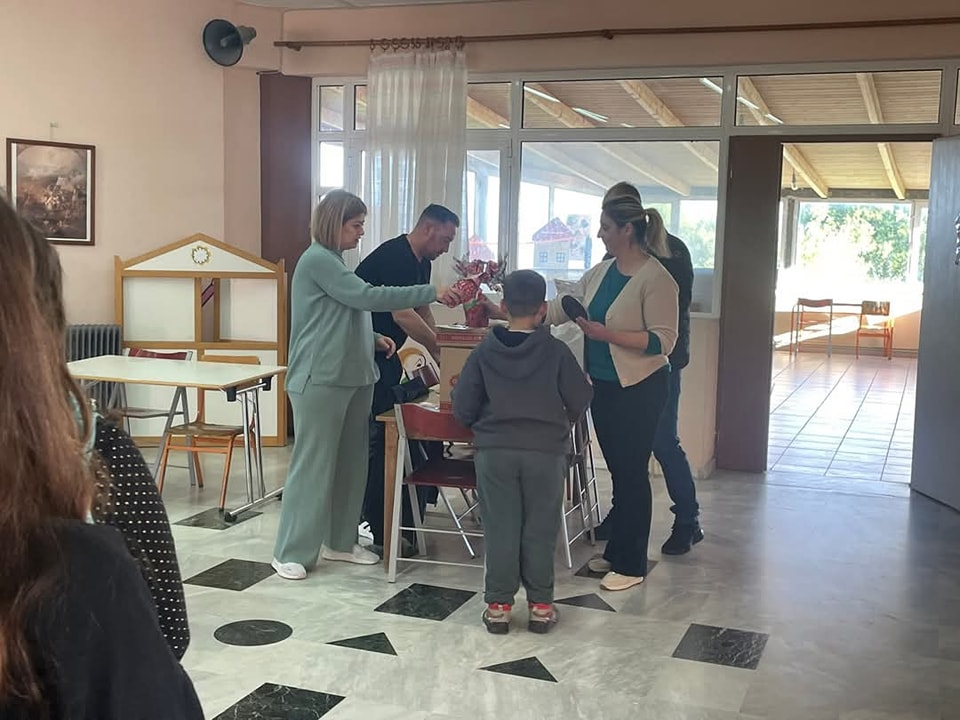 Χάρισαν  χαμόγελα σε όλα τα παιδιά του δημοτικού σχολείου Παλιαμπελων Ακτιου Βονιτσας - Φωτογραφία 20