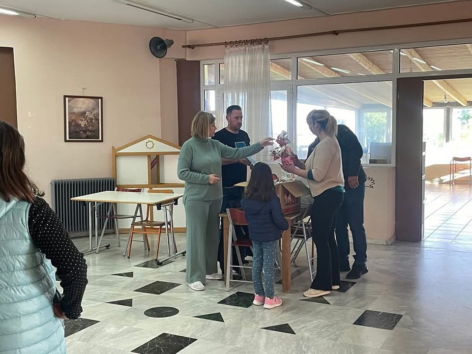 Χάρισαν  χαμόγελα σε όλα τα παιδιά του δημοτικού σχολείου Παλιαμπελων Ακτιου Βονιτσας - Φωτογραφία 3