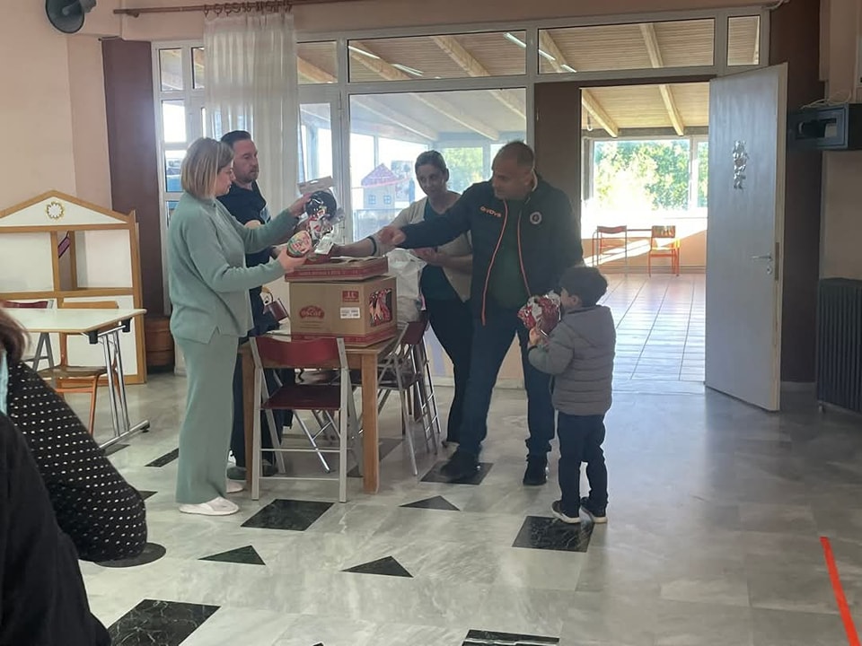Χάρισαν  χαμόγελα σε όλα τα παιδιά του δημοτικού σχολείου Παλιαμπελων Ακτιου Βονιτσας - Φωτογραφία 4
