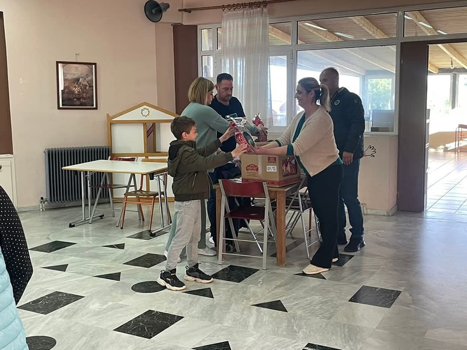 Χάρισαν  χαμόγελα σε όλα τα παιδιά του δημοτικού σχολείου Παλιαμπελων Ακτιου Βονιτσας - Φωτογραφία 5