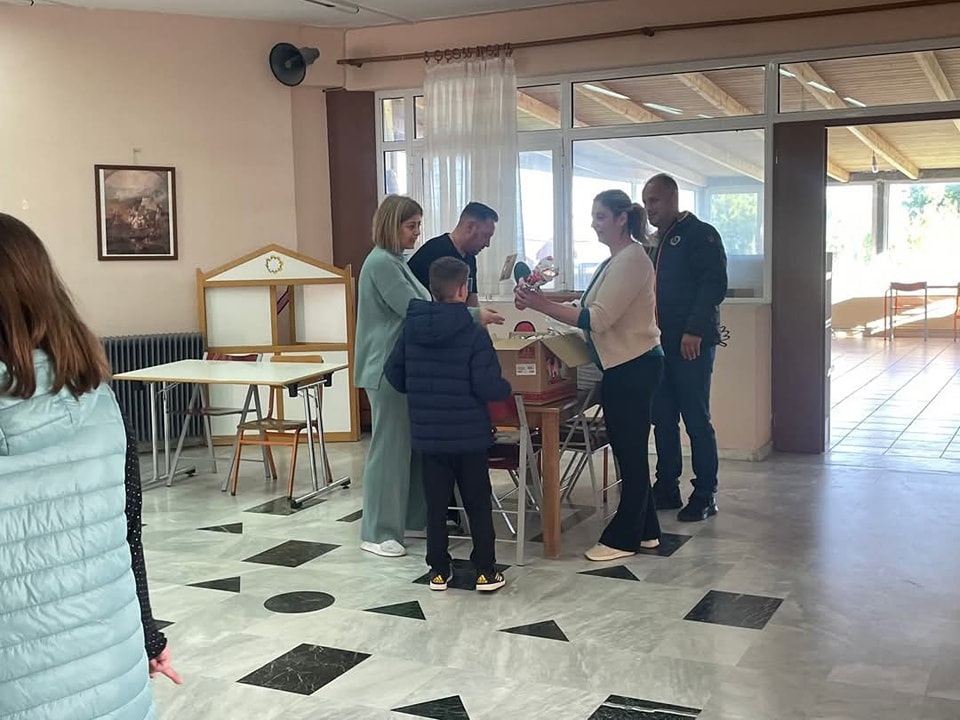 Χάρισαν  χαμόγελα σε όλα τα παιδιά του δημοτικού σχολείου Παλιαμπελων Ακτιου Βονιτσας - Φωτογραφία 7