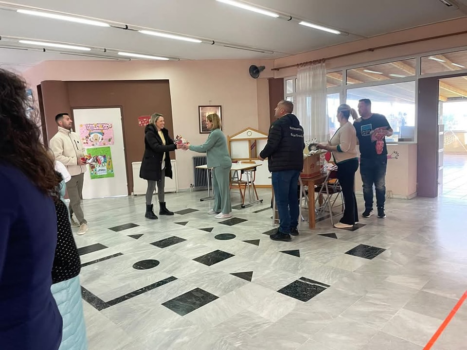 Χάρισαν  χαμόγελα σε όλα τα παιδιά του δημοτικού σχολείου Παλιαμπελων Ακτιου Βονιτσας - Φωτογραφία 8