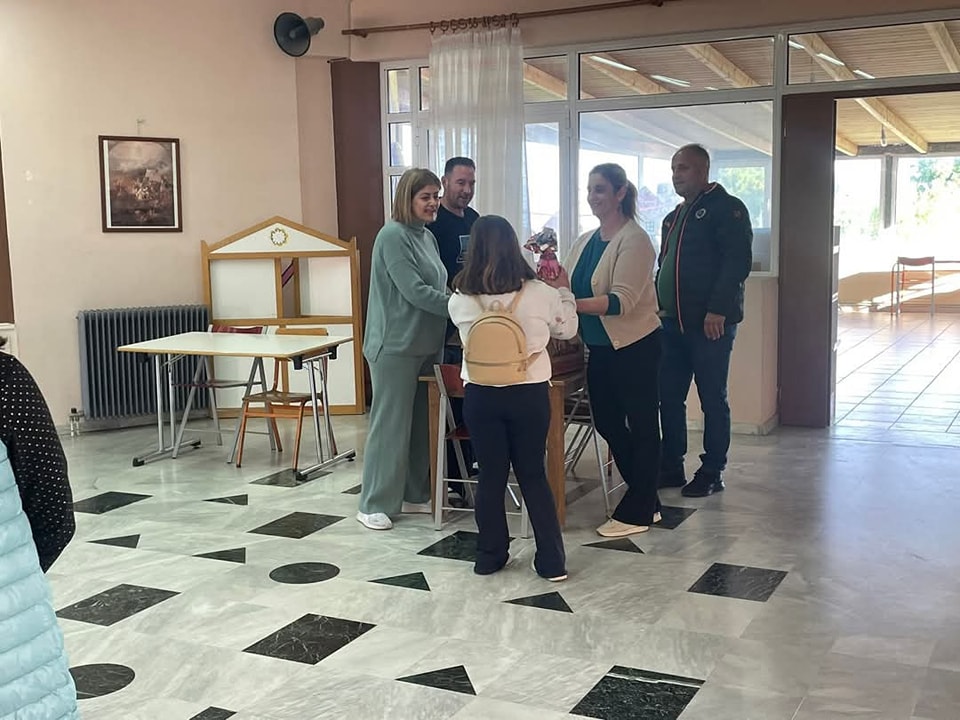 Χάρισαν  χαμόγελα σε όλα τα παιδιά του δημοτικού σχολείου Παλιαμπελων Ακτιου Βονιτσας - Φωτογραφία 9