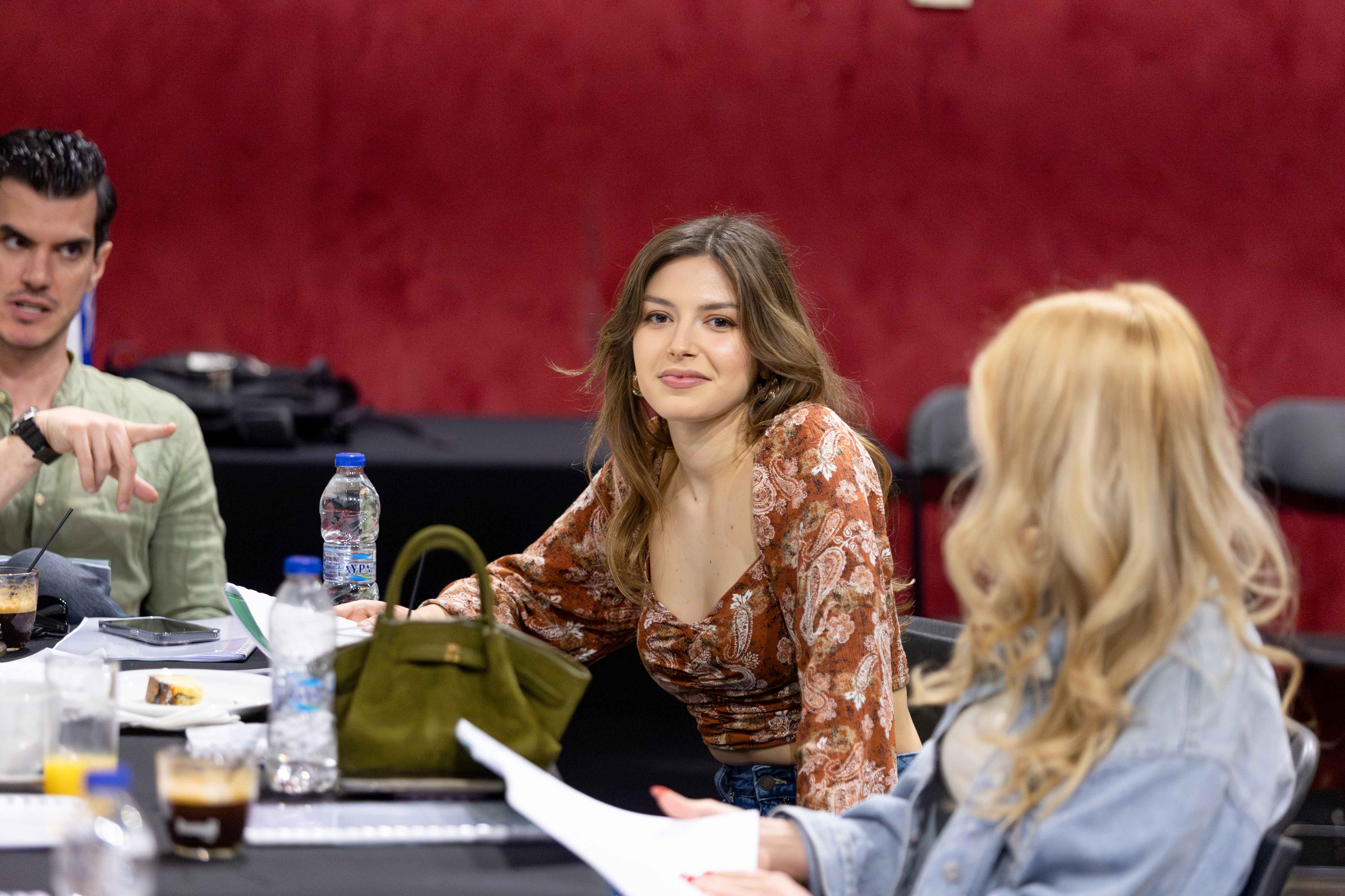 «Γιατί ρε πατέρα;»: Μία κηδεία, τρία αδέρφια και τρία εκατομμύρια ευρώ. Τι μπορεί να πάει στραβά;  - Η πρώτη ανάγνωση της νέας ανατρεπτικής κωμωδίας του ΑΝΤ1 - Φωτογραφία 3