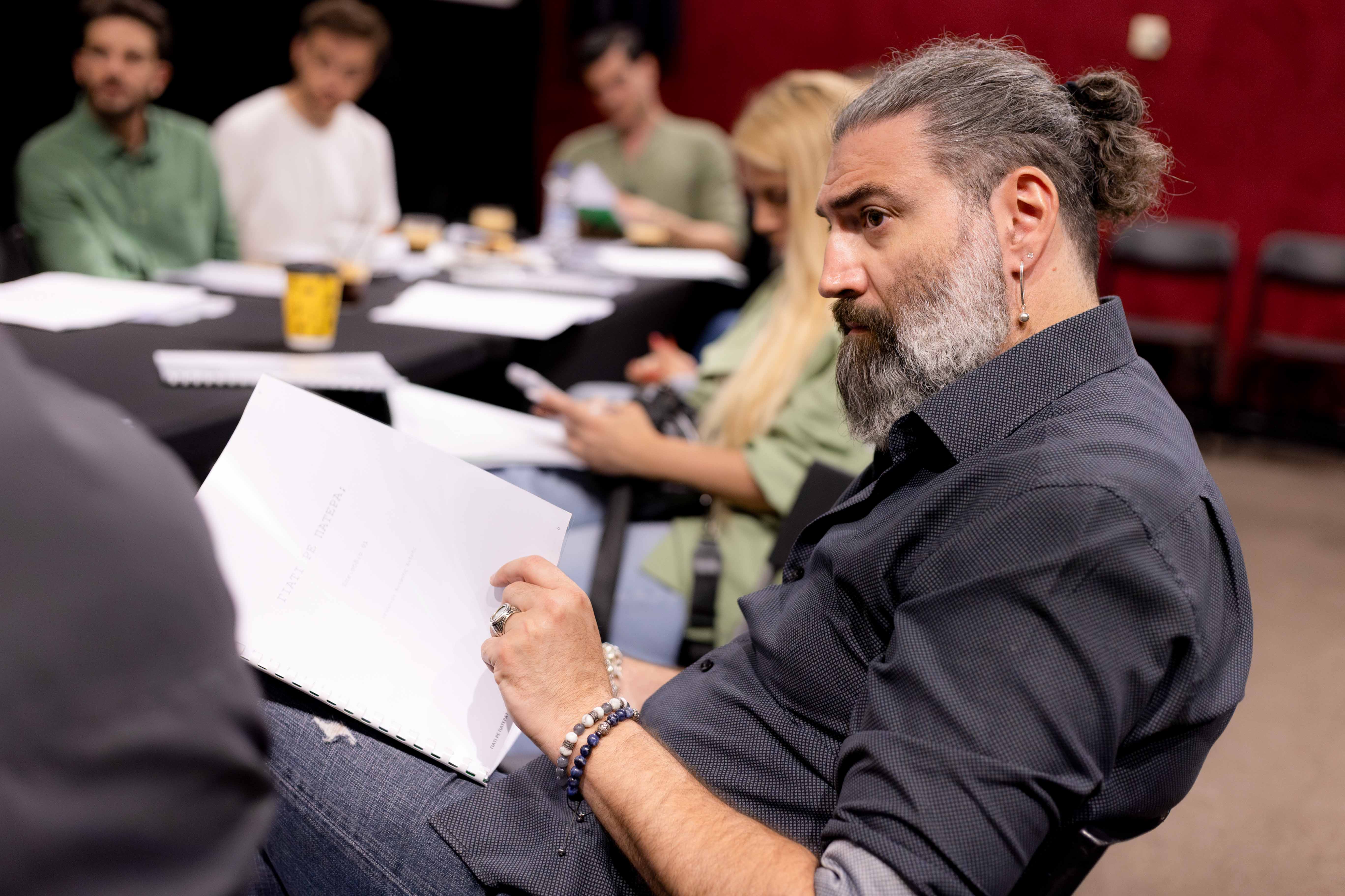 «Γιατί ρε πατέρα;»: Μία κηδεία, τρία αδέρφια και τρία εκατομμύρια ευρώ. Τι μπορεί να πάει στραβά;  - Η πρώτη ανάγνωση της νέας ανατρεπτικής κωμωδίας του ΑΝΤ1 - Φωτογραφία 5