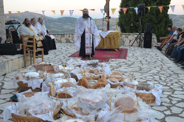 Πανηγυρικός εσπερινός μετ αρτοκλασιας  στο ιστορικό μοναστήρι του Προφήτη Ηλία στο Καραϊσκάκης Ξηρομέρου. - Φωτογραφία 2