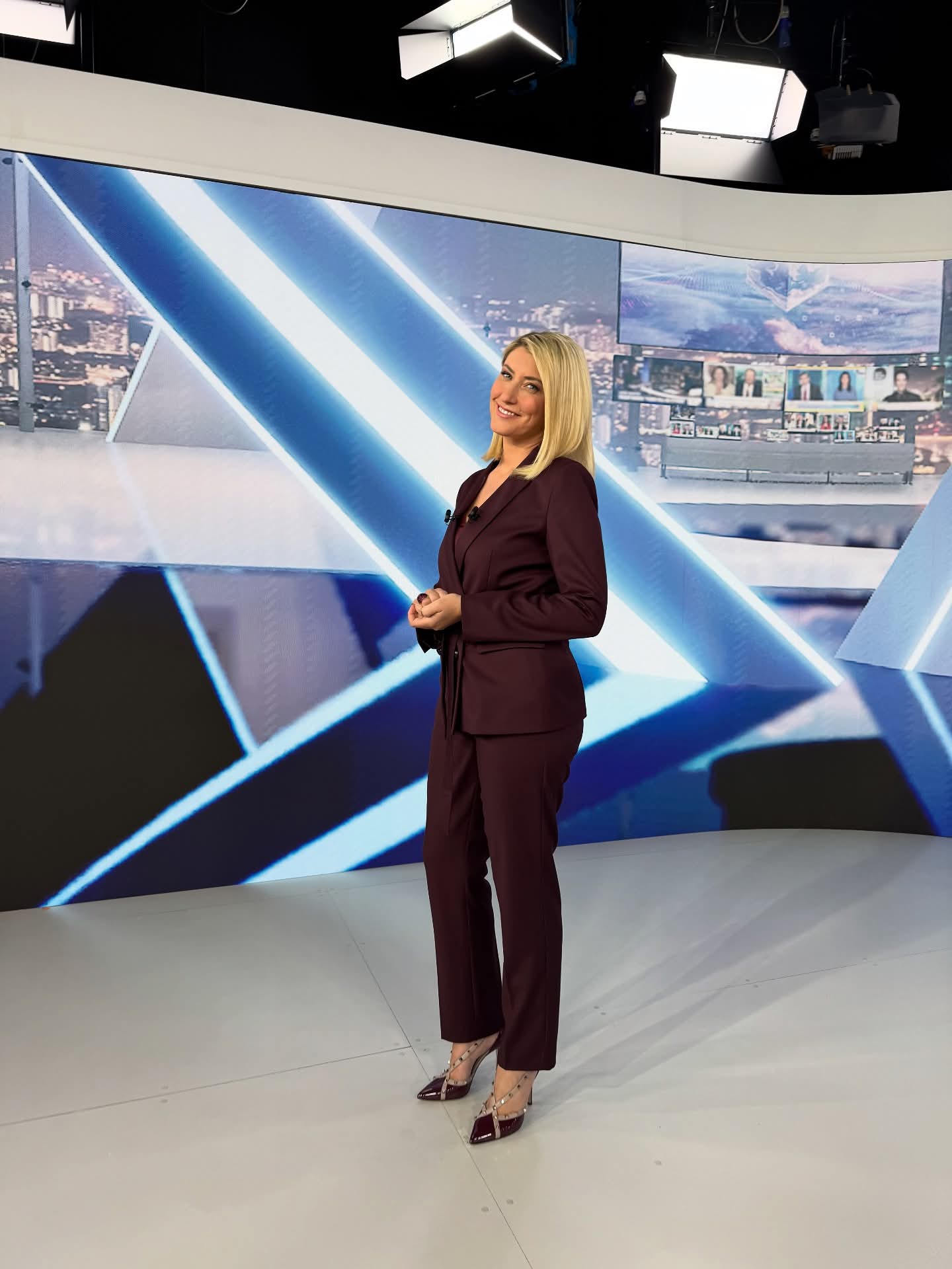 Δείτε πως είναι στην πραγματικότητα το νέο υπερσύγχρονο studio του του Σκαϊ - Τι είπε η Σία Κοσιώνη; - Φωτογραφία 2