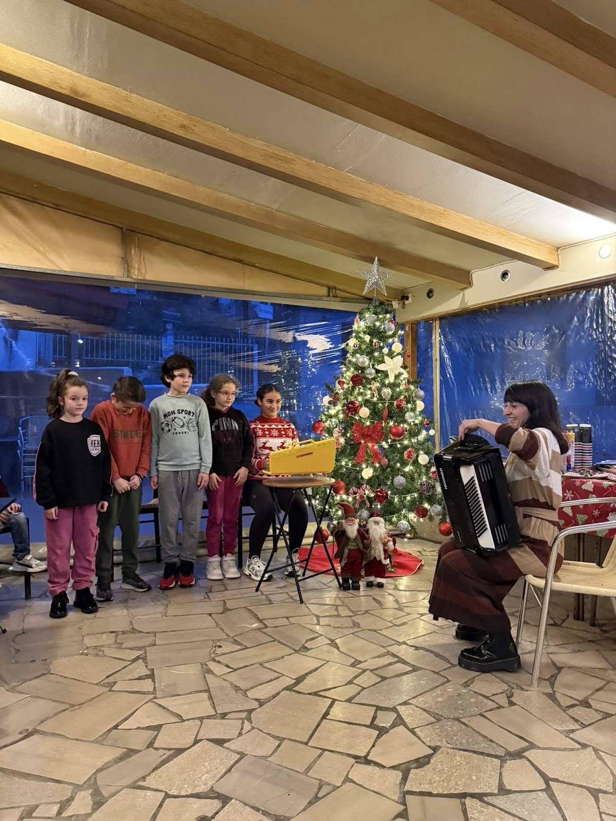 Δημήτρης Μπενέκος : Παρότι η βροχή δεν σταμάτησε στιγμή, σήμερα ζήσαμε μια από τις πιο όμορφες στιγμές μας: το άναμα του  Χριστουγεννιάτικου δέντρου! - Φωτογραφία 10