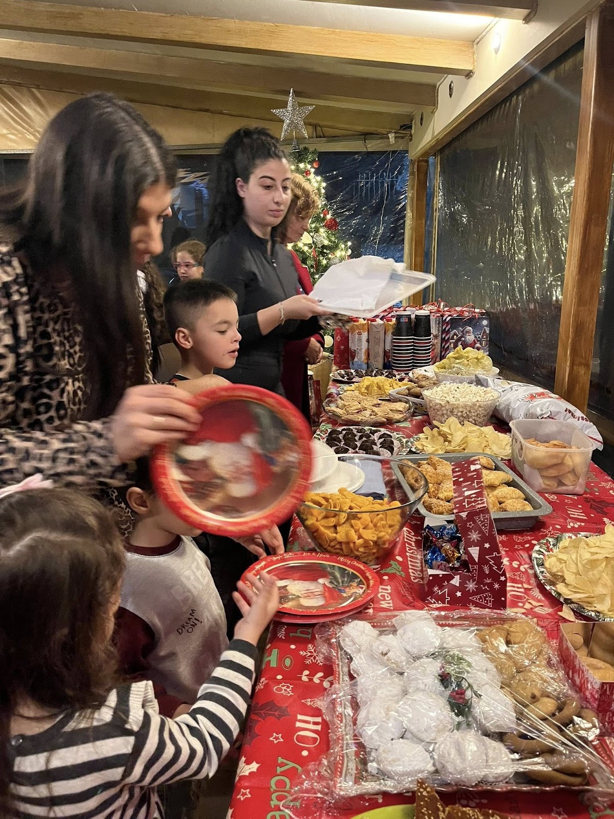 Δημήτρης Μπενέκος : Παρότι η βροχή δεν σταμάτησε στιγμή, σήμερα ζήσαμε μια από τις πιο όμορφες στιγμές μας: το άναμα του  Χριστουγεννιάτικου δέντρου! - Φωτογραφία 11