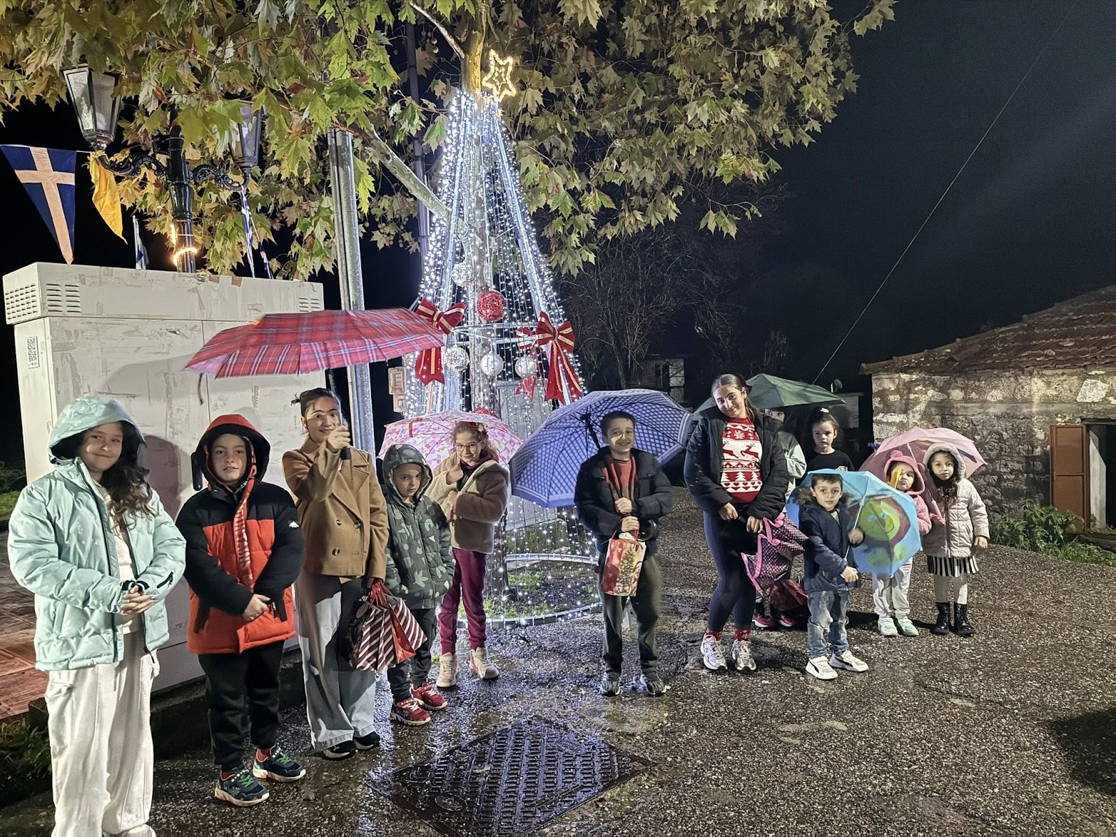 Δημήτρης Μπενέκος : Παρότι η βροχή δεν σταμάτησε στιγμή, σήμερα ζήσαμε μια από τις πιο όμορφες στιγμές μας: το άναμα του  Χριστουγεννιάτικου δέντρου! - Φωτογραφία 12