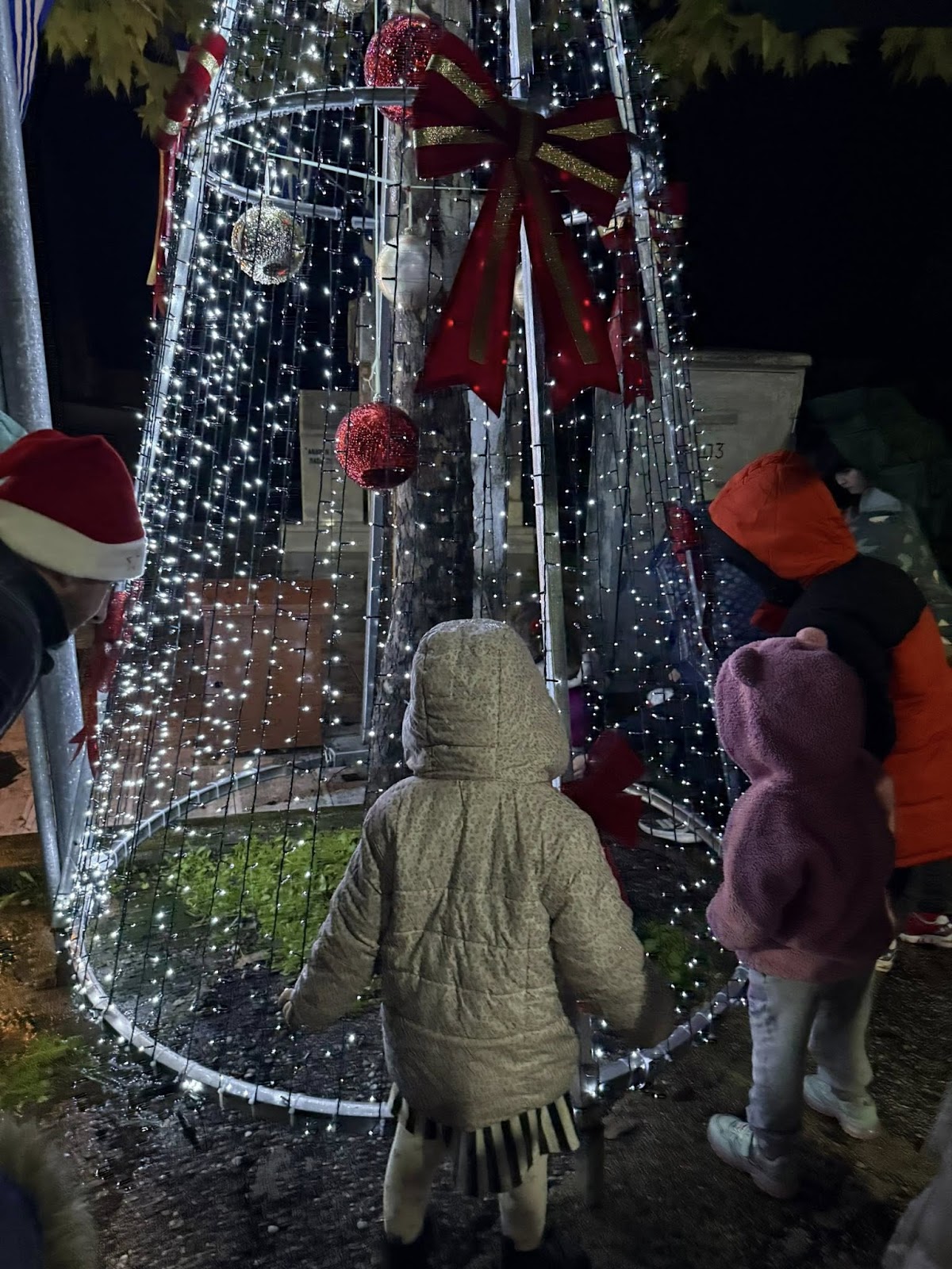 Δημήτρης Μπενέκος : Παρότι η βροχή δεν σταμάτησε στιγμή, σήμερα ζήσαμε μια από τις πιο όμορφες στιγμές μας: το άναμα του  Χριστουγεννιάτικου δέντρου! - Φωτογραφία 13