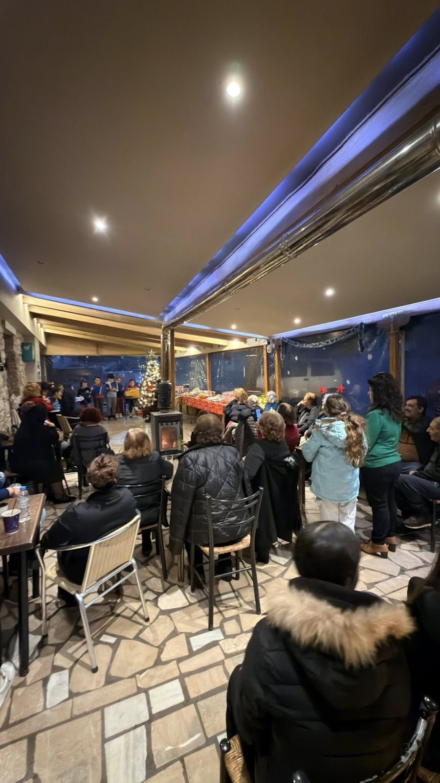 Δημήτρης Μπενέκος : Παρότι η βροχή δεν σταμάτησε στιγμή, σήμερα ζήσαμε μια από τις πιο όμορφες στιγμές μας: το άναμα του  Χριστουγεννιάτικου δέντρου! - Φωτογραφία 15