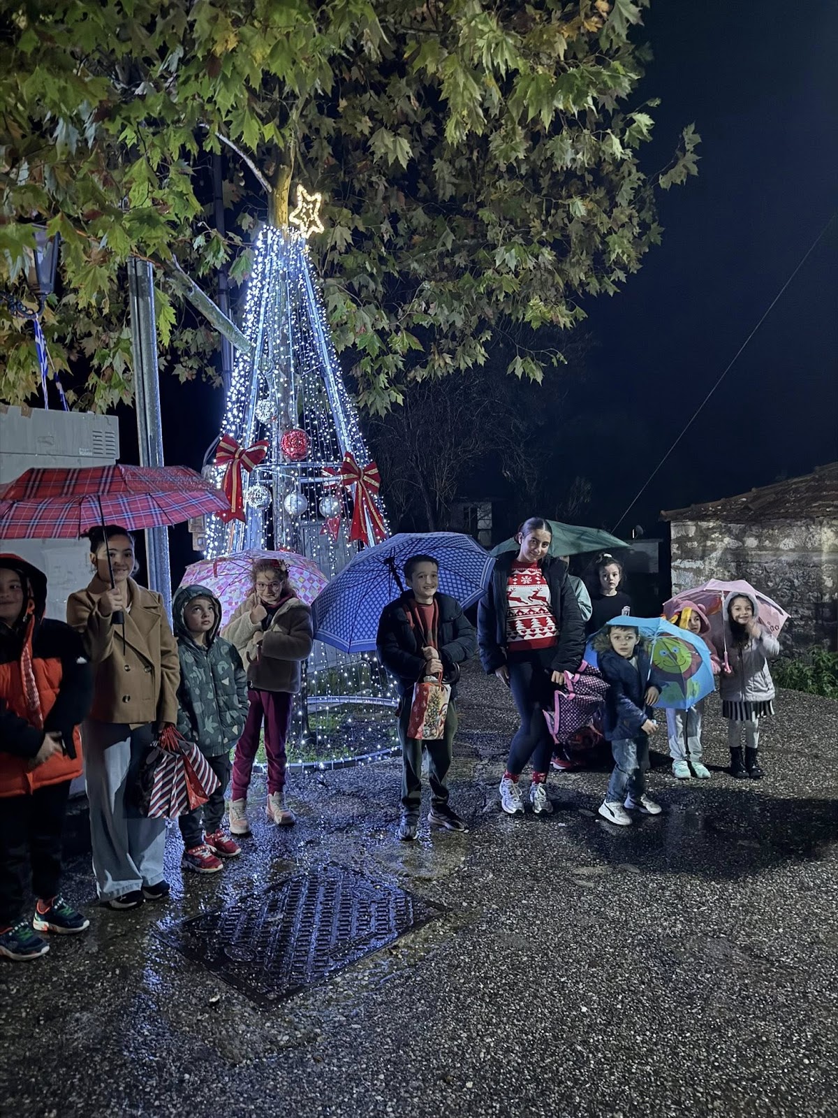 Δημήτρης Μπενέκος : Παρότι η βροχή δεν σταμάτησε στιγμή, σήμερα ζήσαμε μια από τις πιο όμορφες στιγμές μας: το άναμα του  Χριστουγεννιάτικου δέντρου! - Φωτογραφία 16