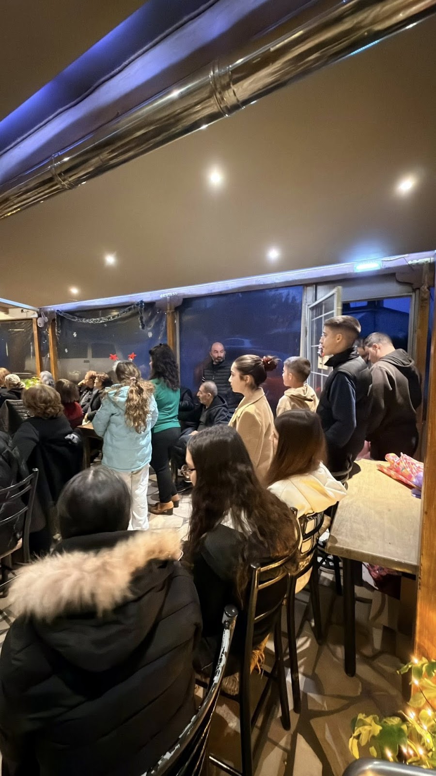 Δημήτρης Μπενέκος : Παρότι η βροχή δεν σταμάτησε στιγμή, σήμερα ζήσαμε μια από τις πιο όμορφες στιγμές μας: το άναμα του  Χριστουγεννιάτικου δέντρου! - Φωτογραφία 17