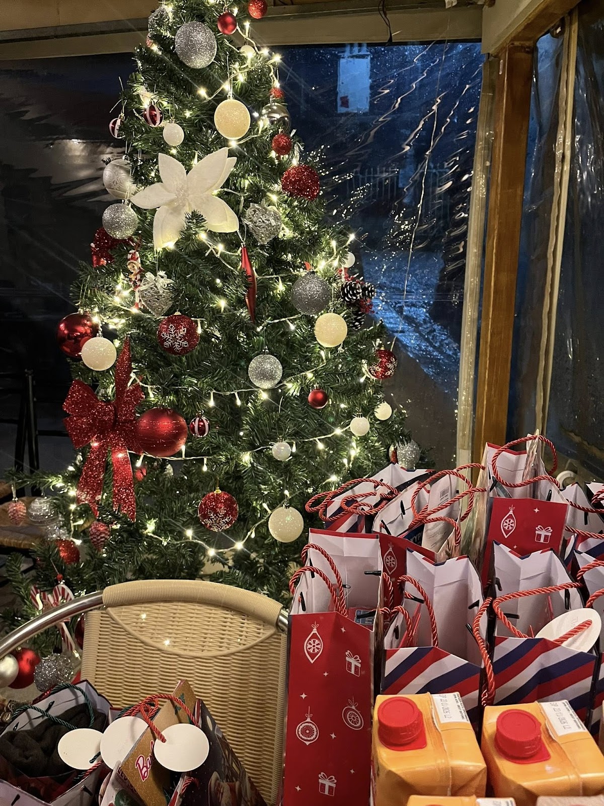 Δημήτρης Μπενέκος : Παρότι η βροχή δεν σταμάτησε στιγμή, σήμερα ζήσαμε μια από τις πιο όμορφες στιγμές μας: το άναμα του  Χριστουγεννιάτικου δέντρου! - Φωτογραφία 18