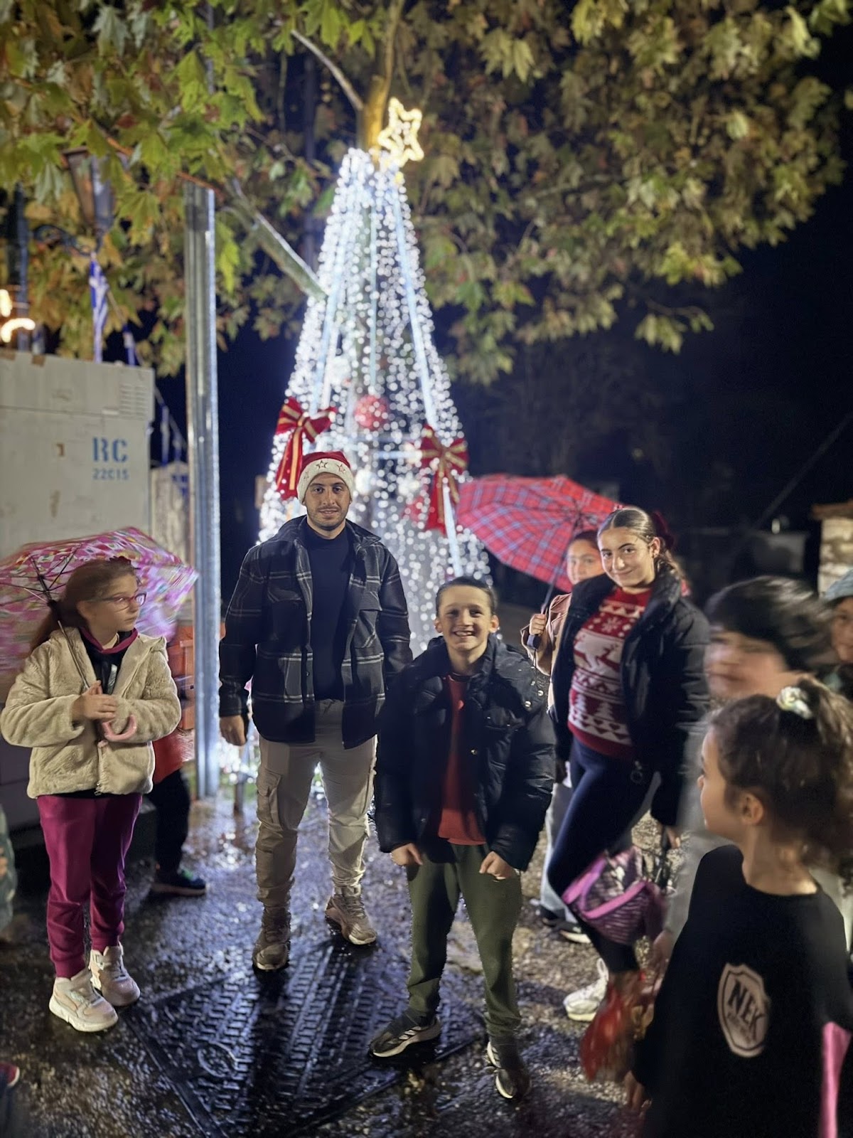 Δημήτρης Μπενέκος : Παρότι η βροχή δεν σταμάτησε στιγμή, σήμερα ζήσαμε μια από τις πιο όμορφες στιγμές μας: το άναμα του  Χριστουγεννιάτικου δέντρου! - Φωτογραφία 19