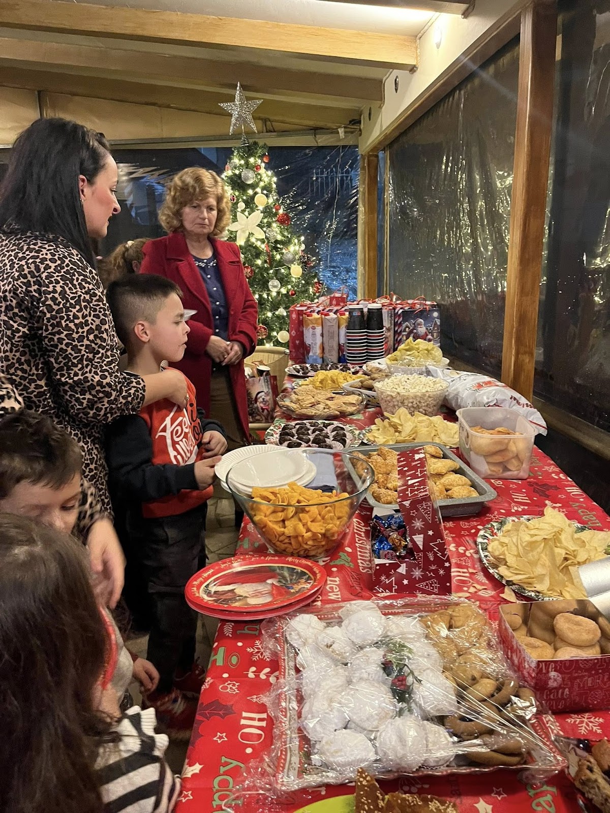 Δημήτρης Μπενέκος : Παρότι η βροχή δεν σταμάτησε στιγμή, σήμερα ζήσαμε μια από τις πιο όμορφες στιγμές μας: το άναμα του  Χριστουγεννιάτικου δέντρου! - Φωτογραφία 2