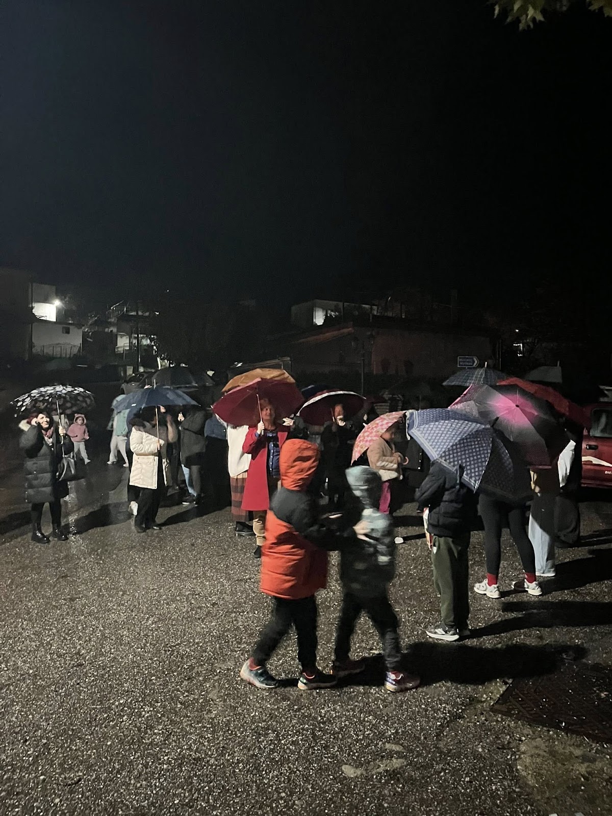 Δημήτρης Μπενέκος : Παρότι η βροχή δεν σταμάτησε στιγμή, σήμερα ζήσαμε μια από τις πιο όμορφες στιγμές μας: το άναμα του  Χριστουγεννιάτικου δέντρου! - Φωτογραφία 6