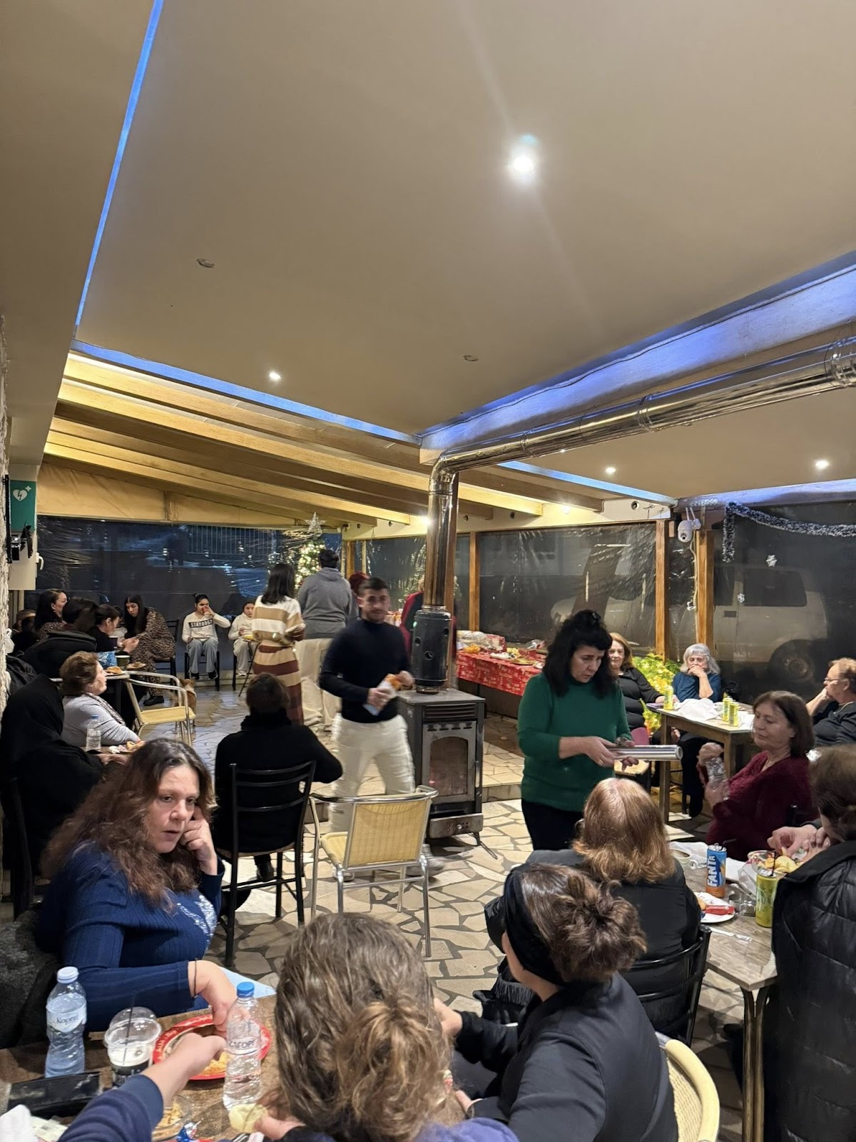 Δημήτρης Μπενέκος : Παρότι η βροχή δεν σταμάτησε στιγμή, σήμερα ζήσαμε μια από τις πιο όμορφες στιγμές μας: το άναμα του  Χριστουγεννιάτικου δέντρου! - Φωτογραφία 9