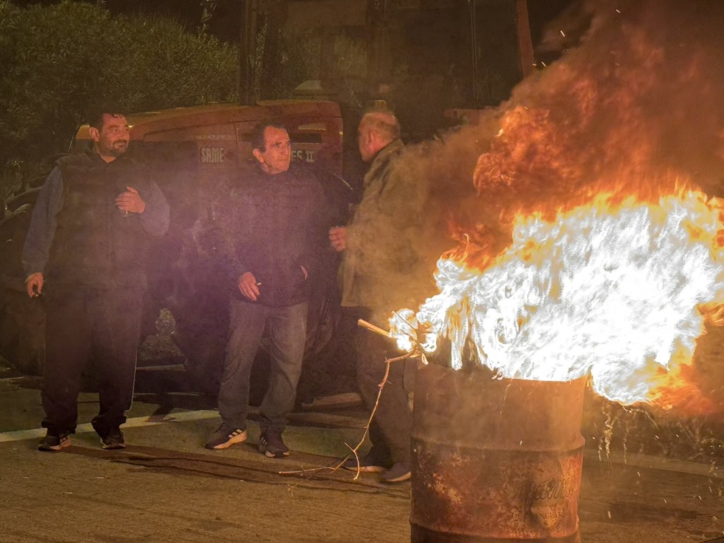 Το πρώτο βράδυ των αγροτών στα μπλόκα – Τι αποφάσισαν (φωτο-video) - Φωτογραφία 10