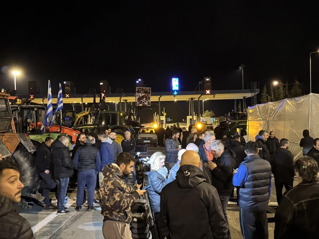 Το πρώτο βράδυ των αγροτών στα μπλόκα – Τι αποφάσισαν (φωτο-video) - Φωτογραφία 11