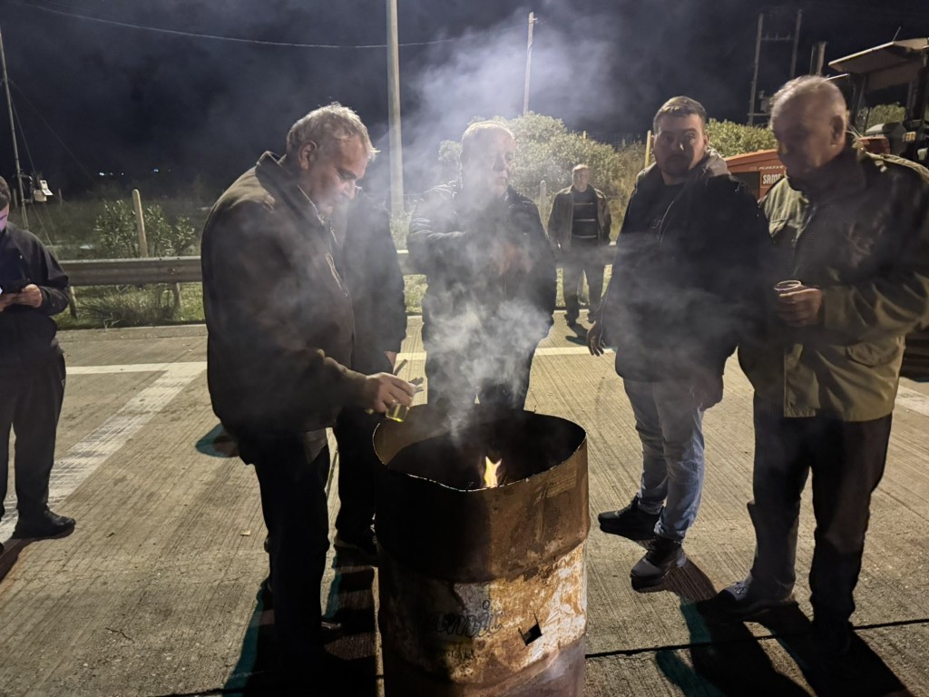 Το πρώτο βράδυ των αγροτών στα μπλόκα – Τι αποφάσισαν (φωτο-video) - Φωτογραφία 12