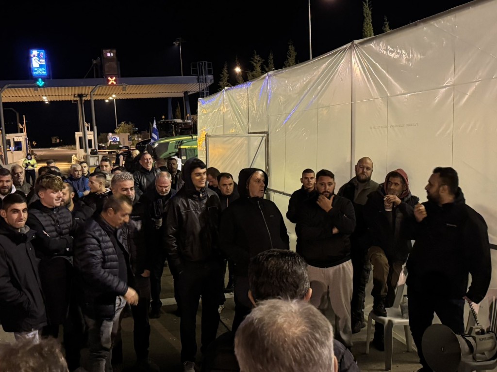Το πρώτο βράδυ των αγροτών στα μπλόκα – Τι αποφάσισαν (φωτο-video) - Φωτογραφία 3