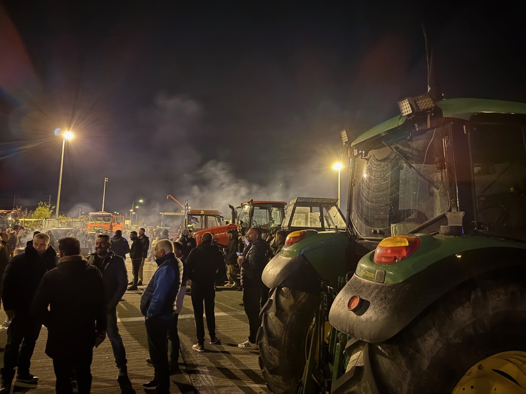 Το πρώτο βράδυ των αγροτών στα μπλόκα – Τι αποφάσισαν (φωτο-video) - Φωτογραφία 4