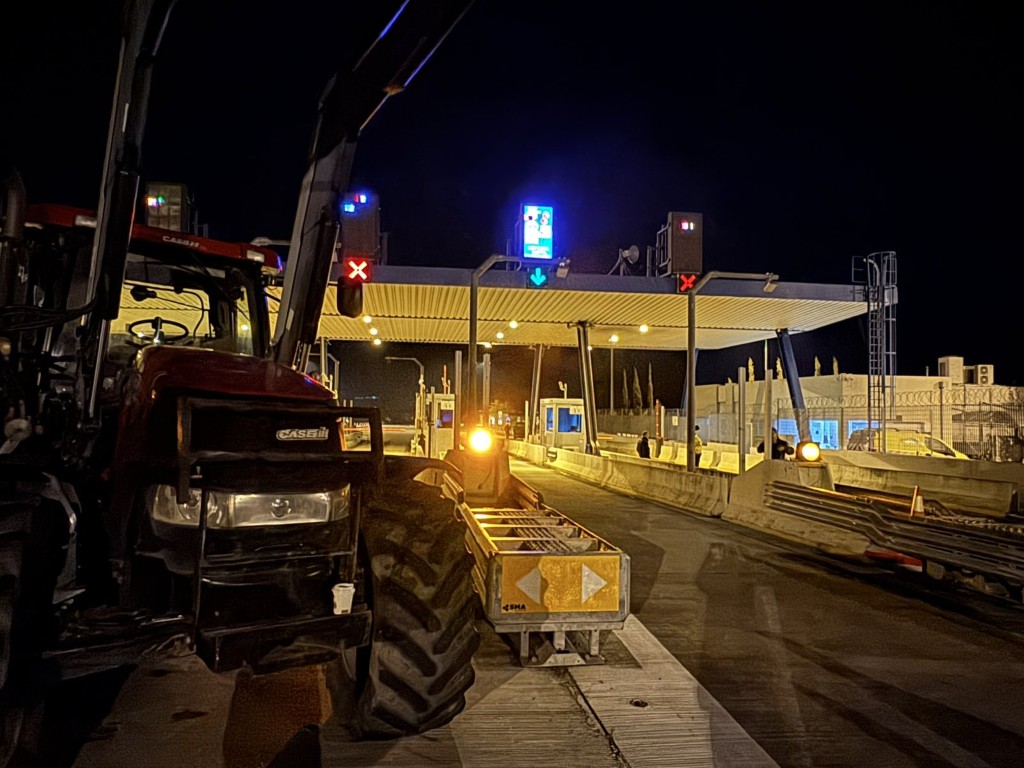 Το πρώτο βράδυ των αγροτών στα μπλόκα – Τι αποφάσισαν (φωτο-video) - Φωτογραφία 6