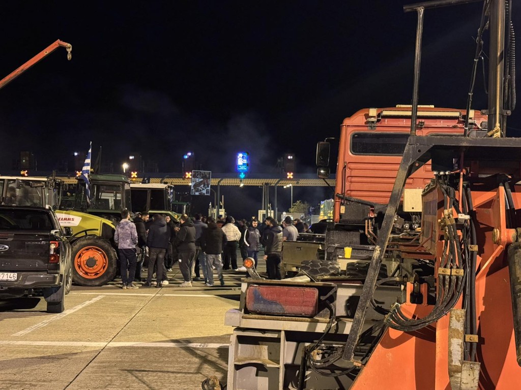 Το πρώτο βράδυ των αγροτών στα μπλόκα – Τι αποφάσισαν (φωτο-video) - Φωτογραφία 7