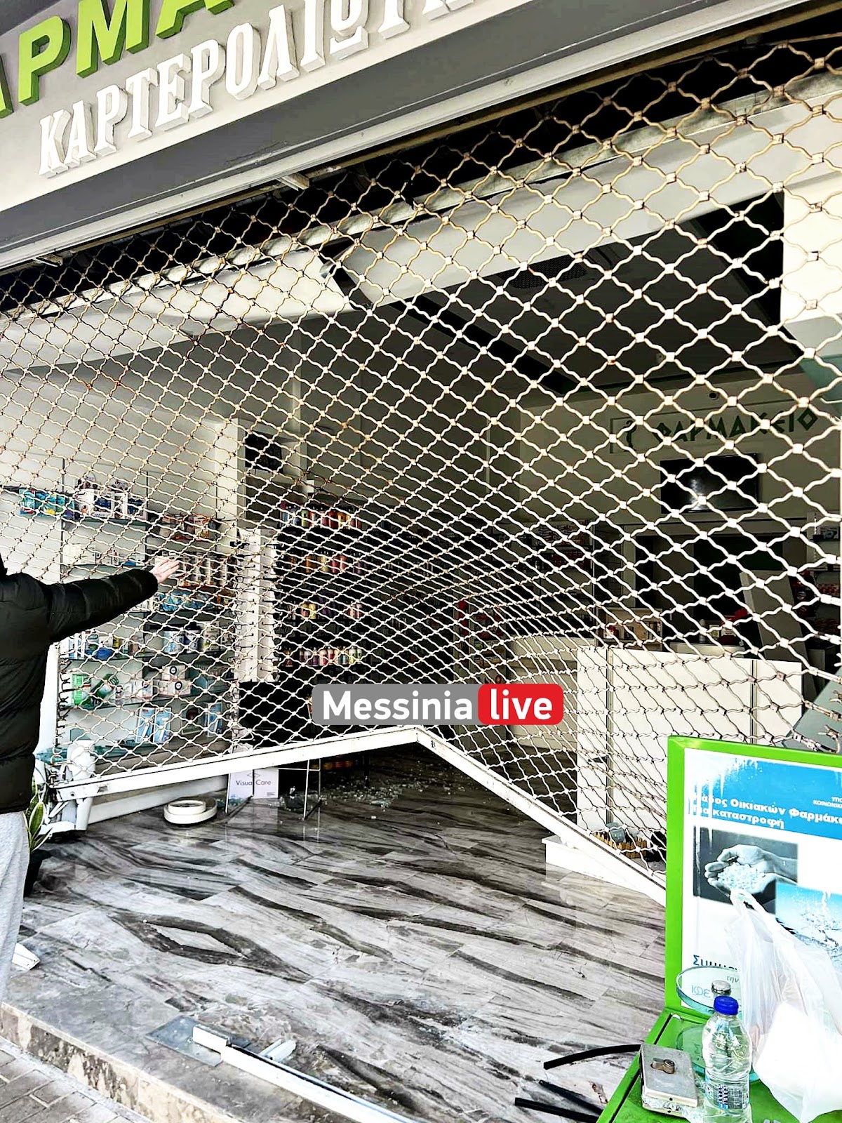 Μπούκαραν με αγροτικό και έκλεψαν Φαρμακείο τα ξημερώματα στη Μεσσήνη-Αναζητούνται οι δράστες (pics) - Φωτογραφία 3