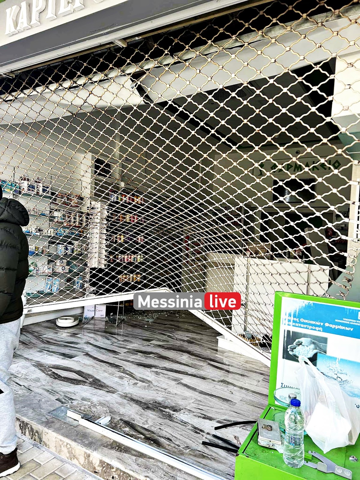 Μπούκαραν με αγροτικό και έκλεψαν Φαρμακείο τα ξημερώματα στη Μεσσήνη-Αναζητούνται οι δράστες (pics) - Φωτογραφία 4