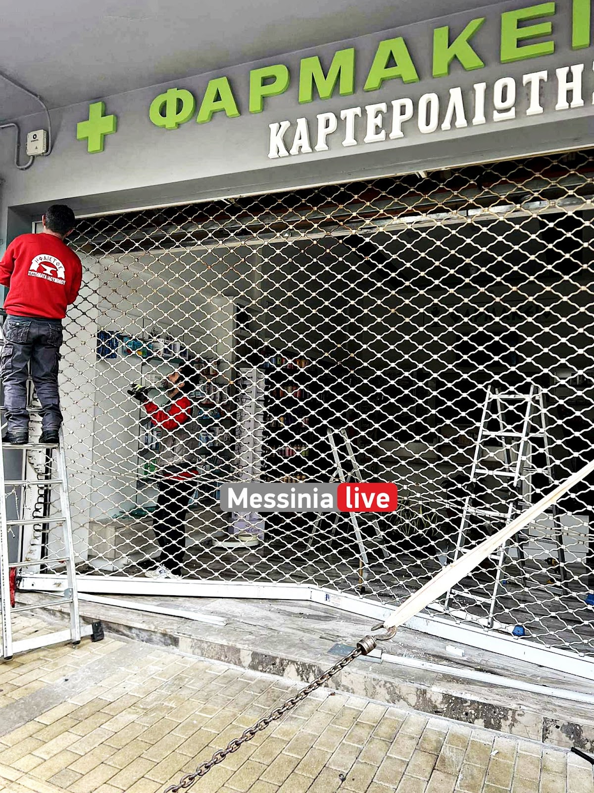 Μπούκαραν με αγροτικό και έκλεψαν Φαρμακείο τα ξημερώματα στη Μεσσήνη-Αναζητούνται οι δράστες (pics) - Φωτογραφία 8