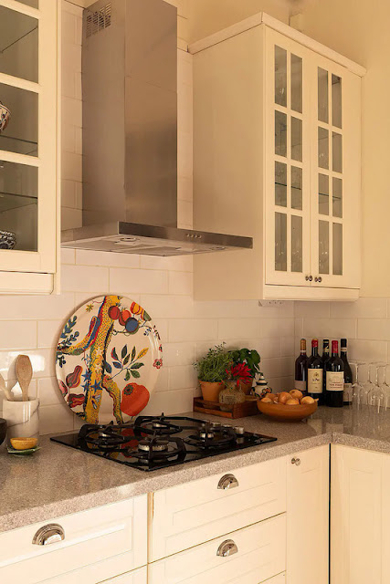 Καλαίσθητη και ζεστή διαμόρφωση σε διαμέρισμα κλασικής αρχιτεκτονικής - Φωτογραφία 18