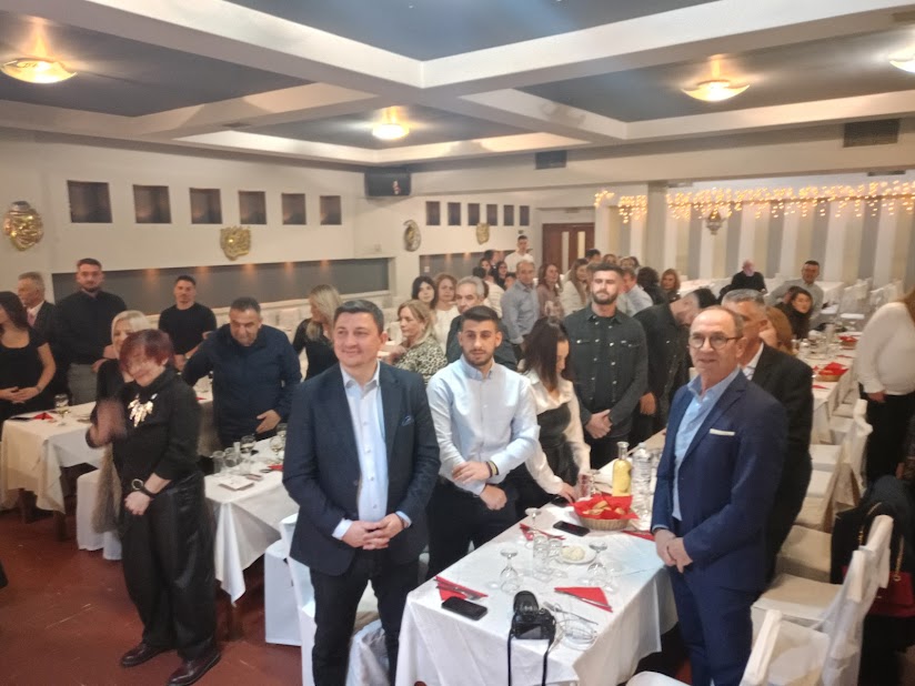 Πραγματοποιήθηκε με μεγάλη επιτυχία ο ετήσιος χορός και η κοπή Πρωτοχρονιάτικης πίτας του Συλλόγου Μπαμπινιωτών Ξηρομέρου «Χριστόδουλος Παμπλέκης»(φωτο -βίντεο) - Φωτογραφία 2