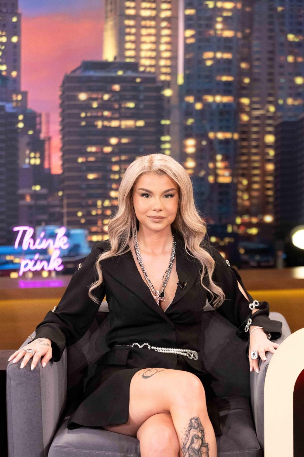 J2US: Αυτή θα δώσει το παρόν στα παρασκήνια του show... - Φωτογραφία 2