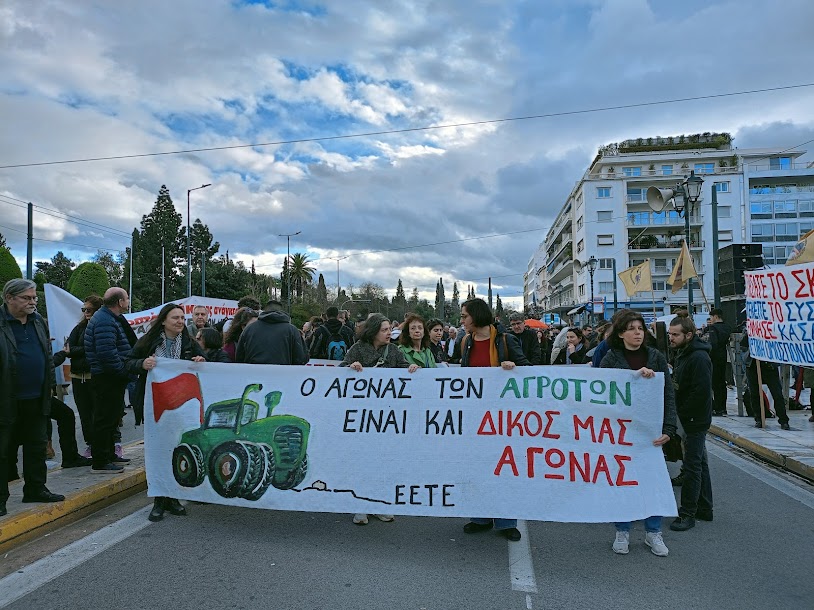 Οι Αγρότες με τα τρακτέρ στο Σύνταγμα - φωτο- βίντεο  MPAMPINH IN  6:32 Μ.Μ.  ΑΓΡΟΤΙΚΑ - Φωτογραφία 13
