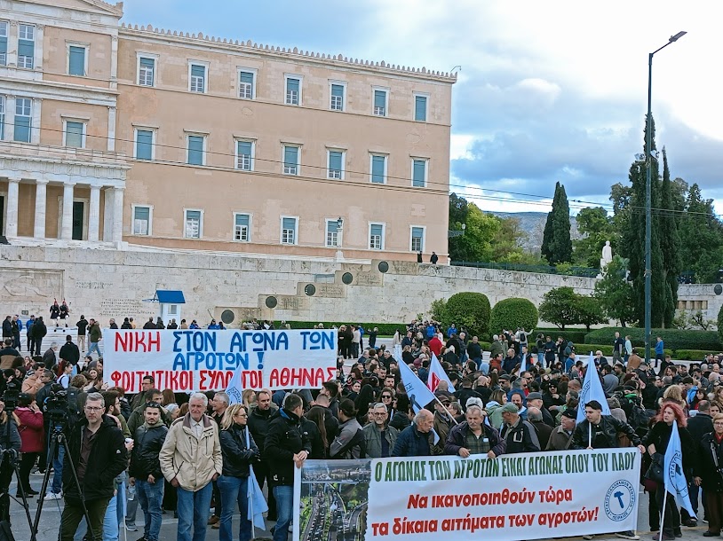 Οι Αγρότες με τα τρακτέρ στο Σύνταγμα - φωτο- βίντεο  MPAMPINH IN  6:32 Μ.Μ.  ΑΓΡΟΤΙΚΑ - Φωτογραφία 14