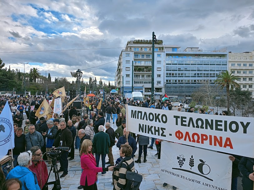 Οι Αγρότες με τα τρακτέρ στο Σύνταγμα - φωτο- βίντεο  MPAMPINH IN  6:32 Μ.Μ.  ΑΓΡΟΤΙΚΑ - Φωτογραφία 16