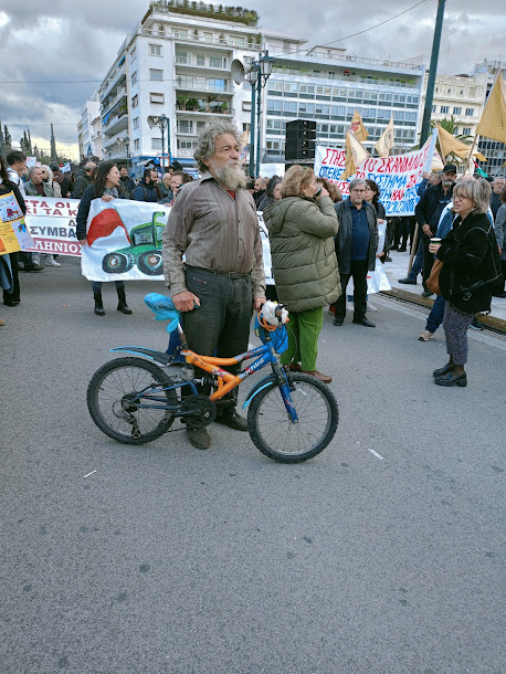 Οι Αγρότες με τα τρακτέρ στο Σύνταγμα - φωτο- βίντεο  MPAMPINH IN  6:32 Μ.Μ.  ΑΓΡΟΤΙΚΑ - Φωτογραφία 20