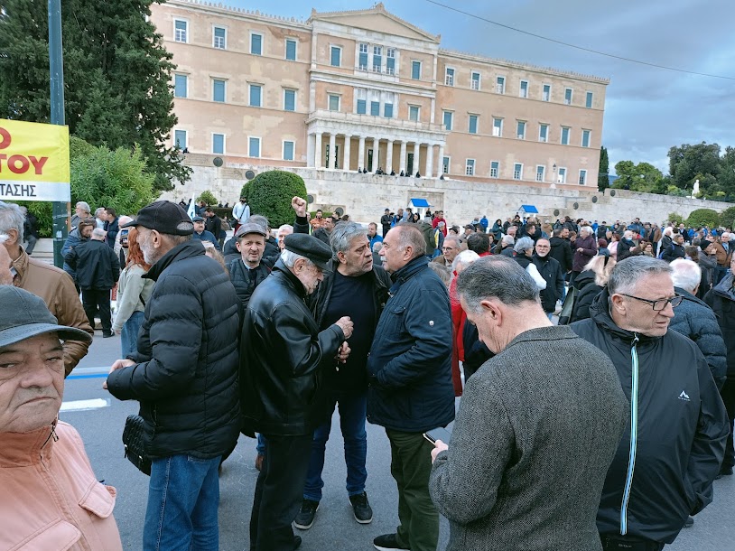 Οι Αγρότες με τα τρακτέρ στο Σύνταγμα - φωτο- βίντεο  MPAMPINH IN  6:32 Μ.Μ.  ΑΓΡΟΤΙΚΑ - Φωτογραφία 21