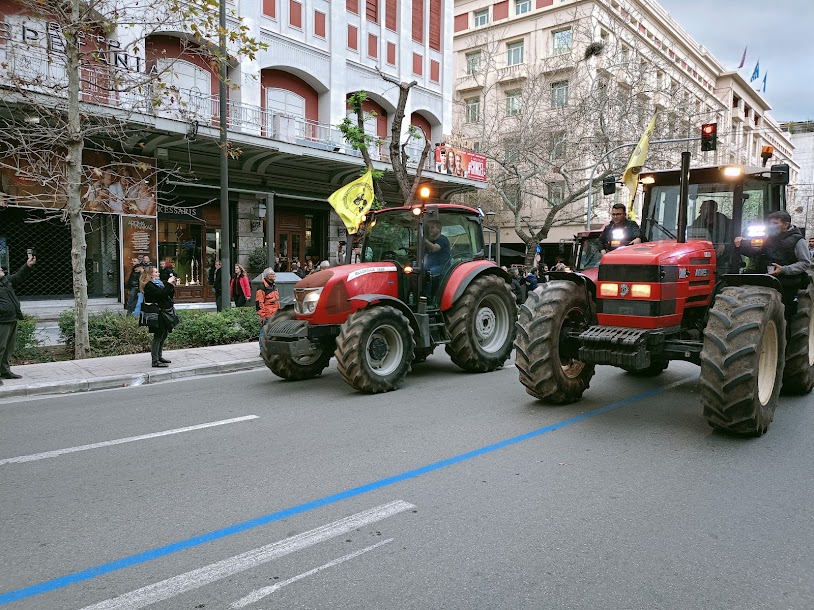 Οι Αγρότες με τα τρακτέρ στο Σύνταγμα - φωτο- βίντεο  MPAMPINH IN  6:32 Μ.Μ.  ΑΓΡΟΤΙΚΑ - Φωτογραφία 26