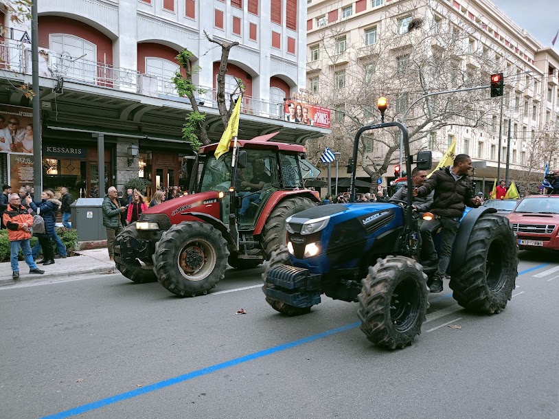 Οι Αγρότες με τα τρακτέρ στο Σύνταγμα - φωτο- βίντεο  MPAMPINH IN  6:32 Μ.Μ.  ΑΓΡΟΤΙΚΑ - Φωτογραφία 27